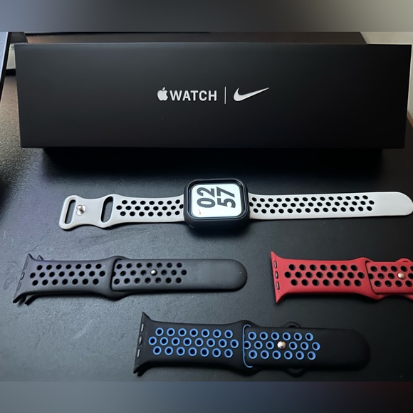 Apple Watch Nike Series 6 GPS+ Cellular, 44mm Space Gray Aluminum Black Nike. - Picture 2 of 5